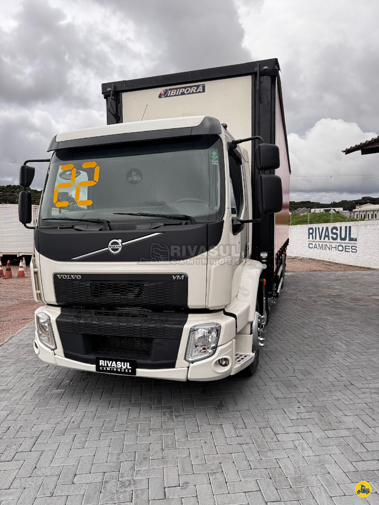 CAMINHAO VOLVO VOLVO VM 330 Baú Sider BiTruck 8x2 Rivasul Caminhões CURITIBA PARANÁ PR
